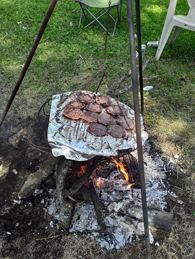 Fire-cooked burgers