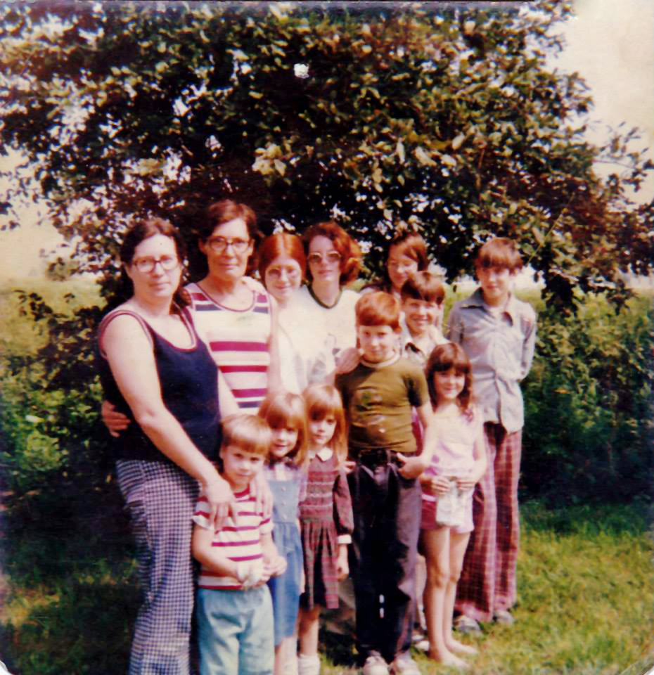 Rogers family group photo under tree